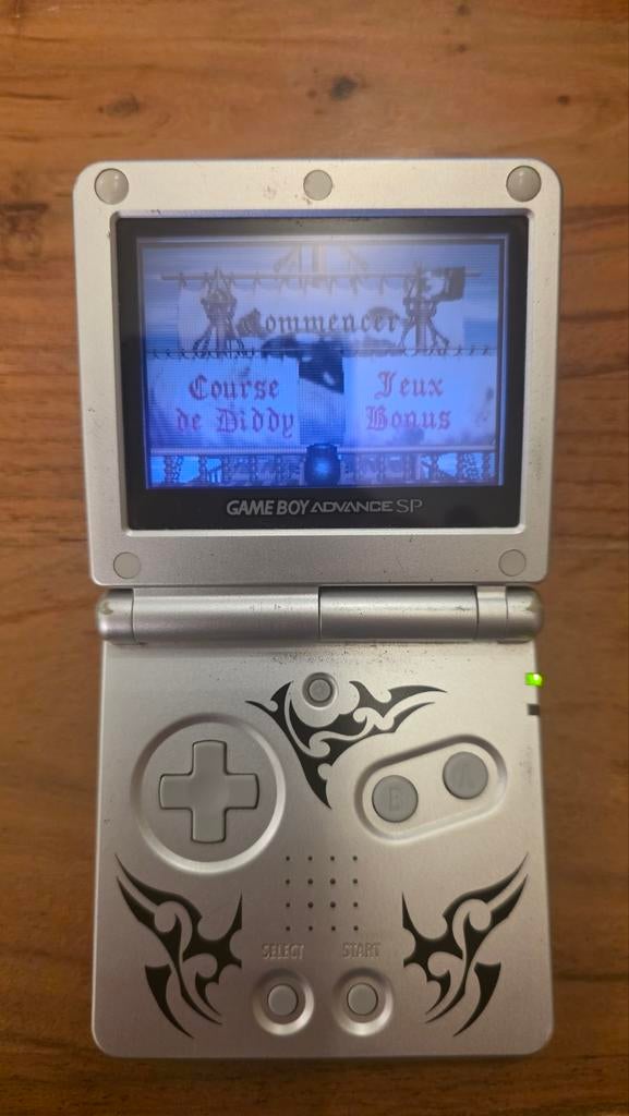 Game Boy Advance SP argent tribal + 3 jeux chargeur + housse, Enlèvement ou Envoi, Game Boy Advance
