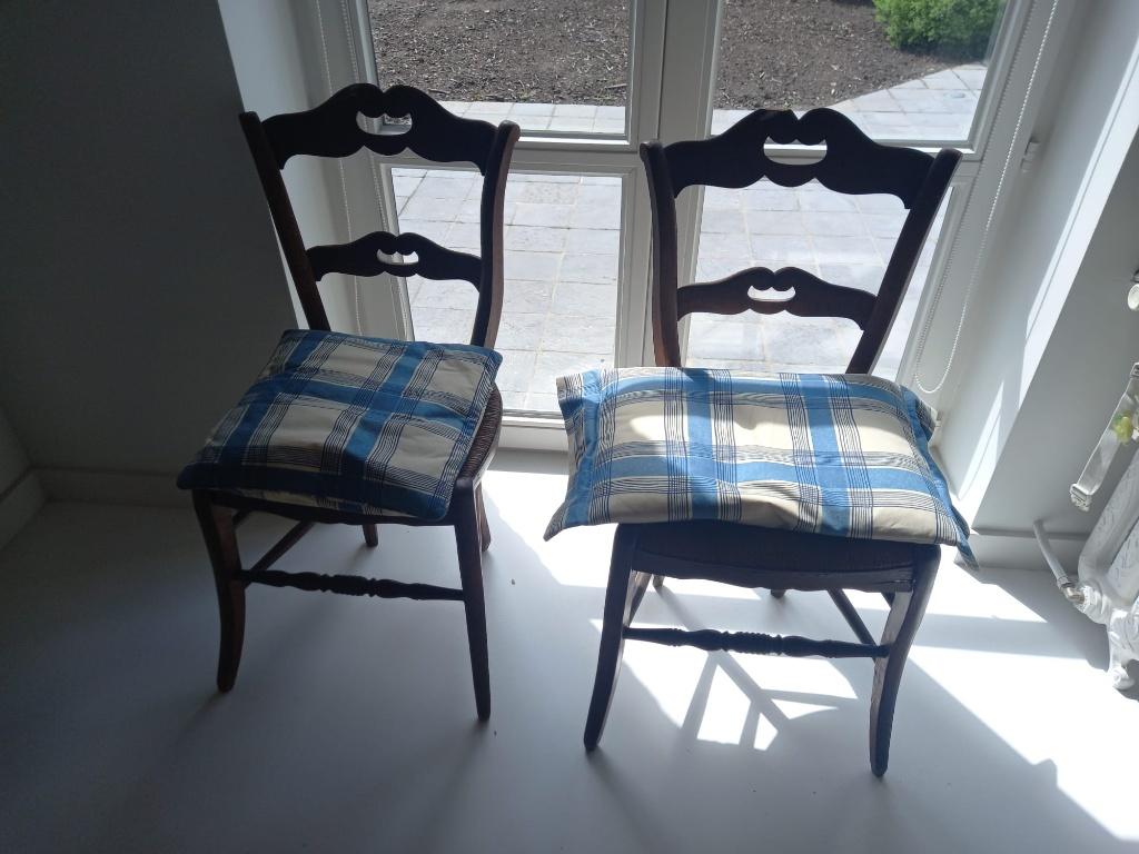 Oude stoelen kerkstoelen, Enlèvement