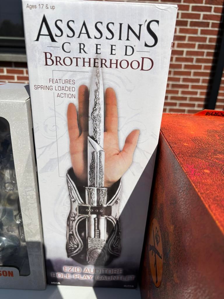 Assassins creed brotherhood gauntlet, Verzamelen, Beelden en Beeldjes, Ophalen of Verzenden, Zo goed als nieuw