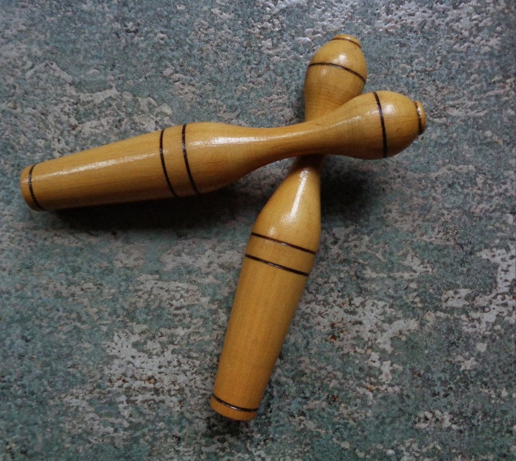 Oud kegelspel met 10 houten kegels en 2 houten ballen, Sports & Fitness, Bowling, Enlèvement ou Envoi, Comme neuf, Autres types