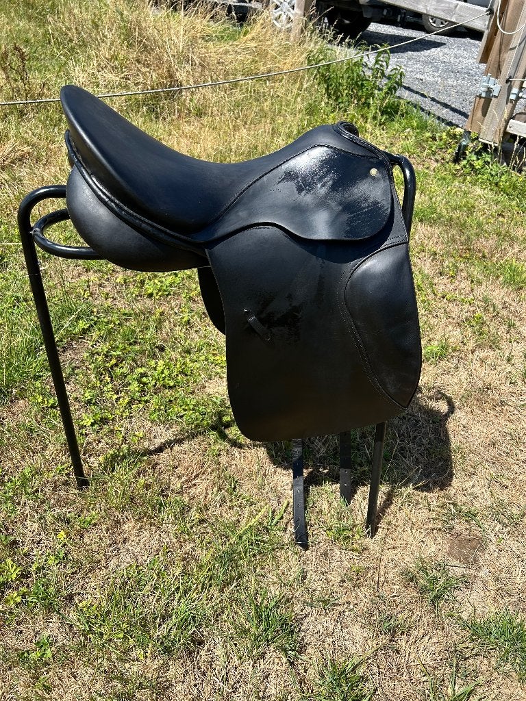 Selle à vendre, Siège semi-creux, Comme neuf, Enlèvement, Étriers inclus