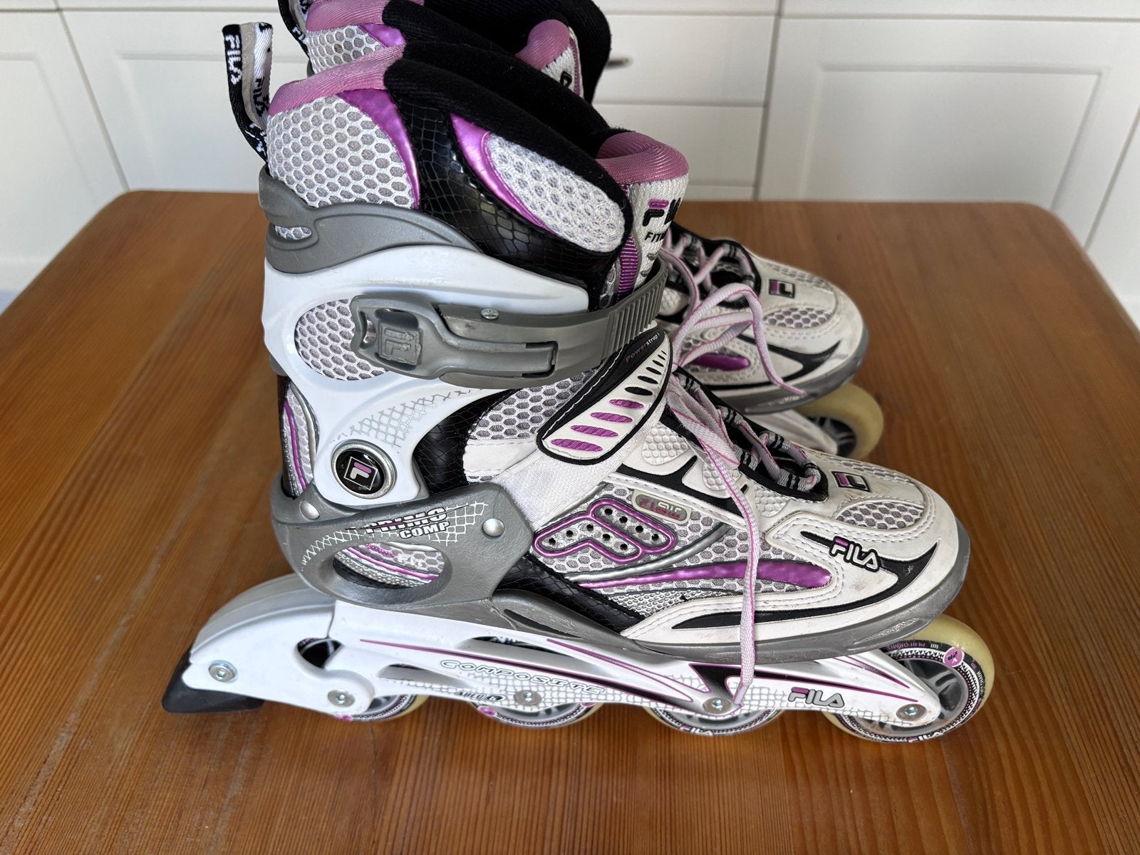 Roller Blade Fila en excellent état, Sport en Fitness, Verstelbaar, Zo goed als nieuw, Inline skates 4 wielen, Dames