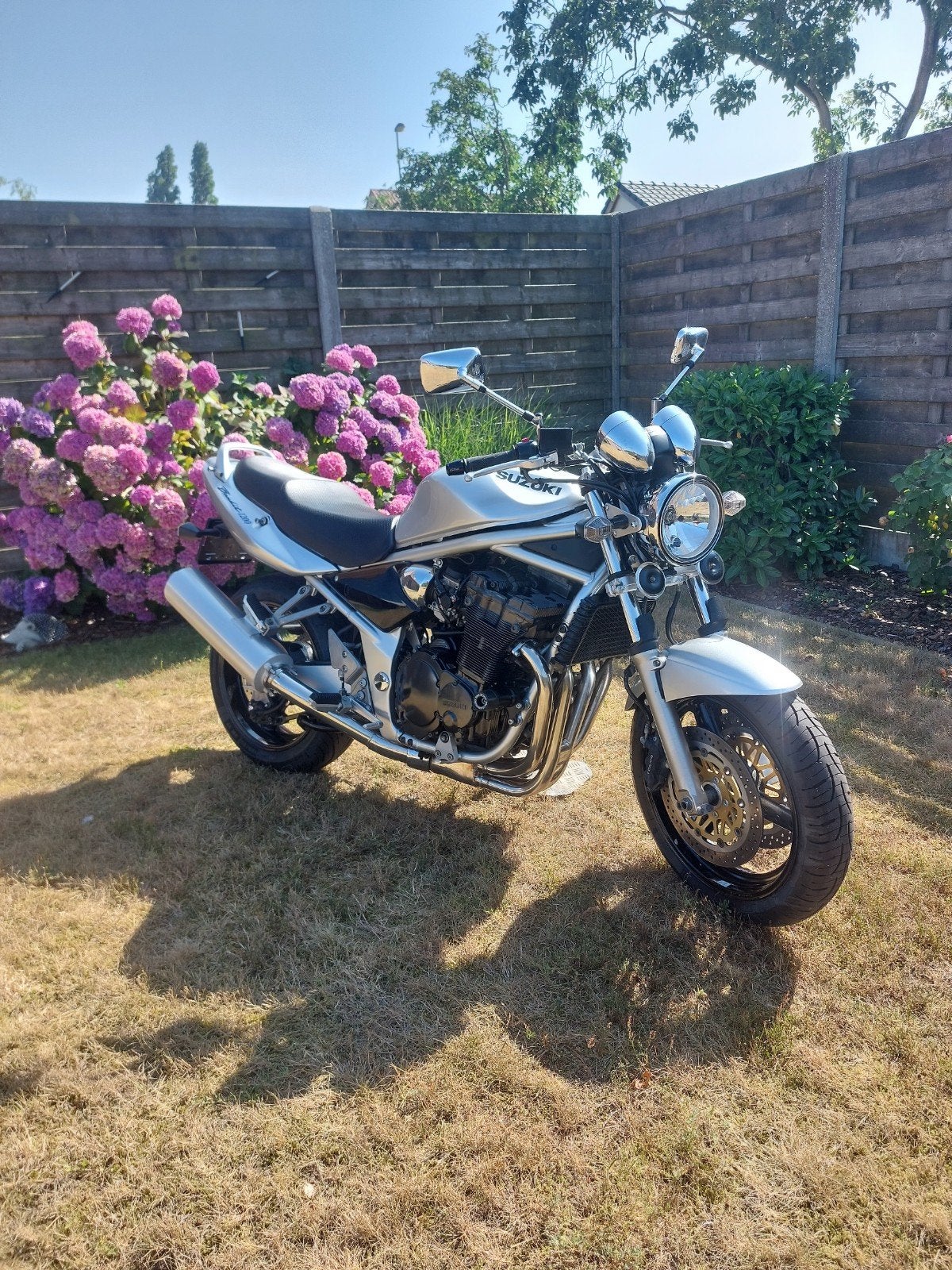 Suziki bandit 1200N
van 2004
Slechts 13978km koopje, Particulier, 1200 cc, Handgeschakeld, Naked bike