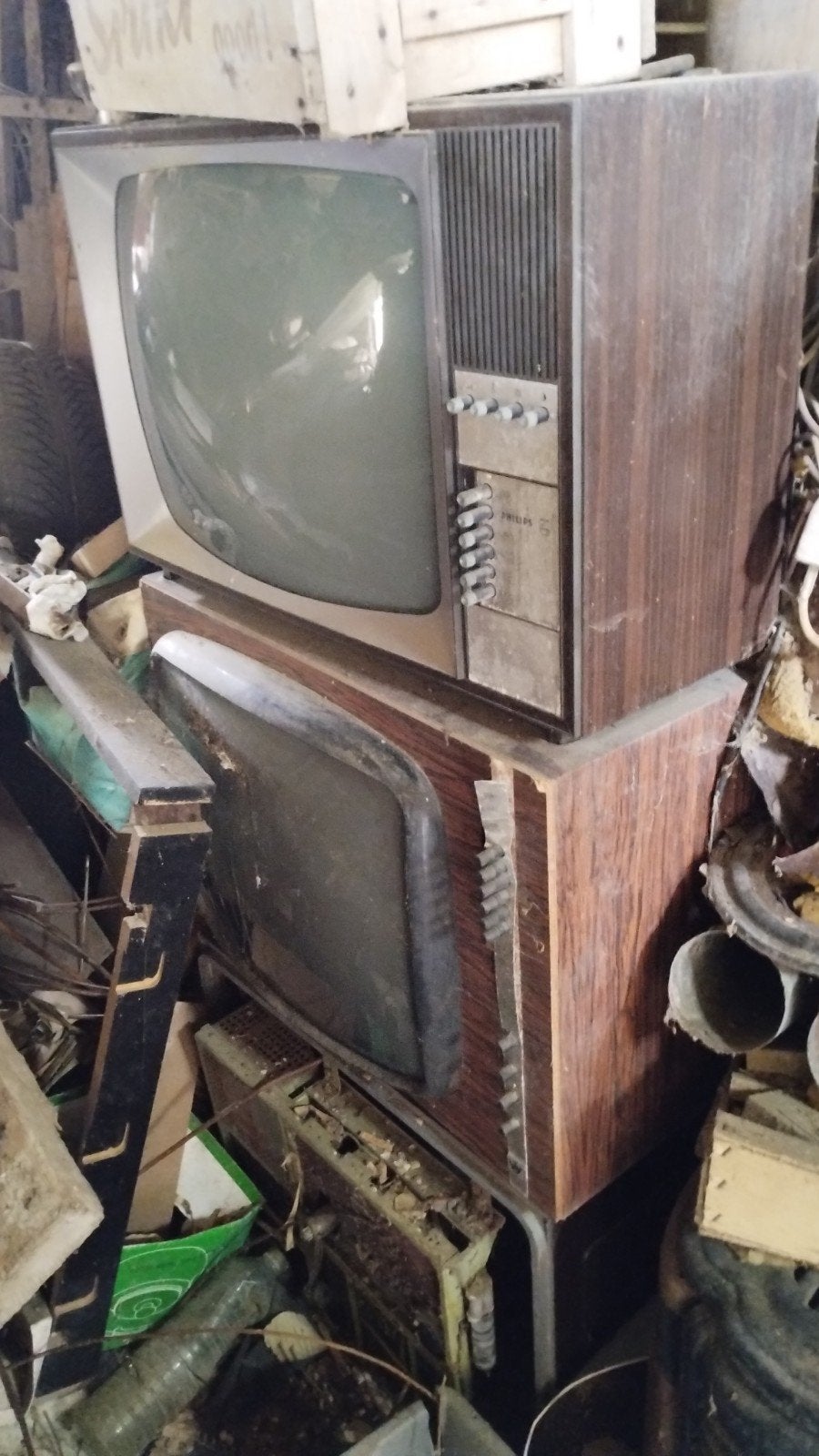 Verschillende oude tv's, Ophalen