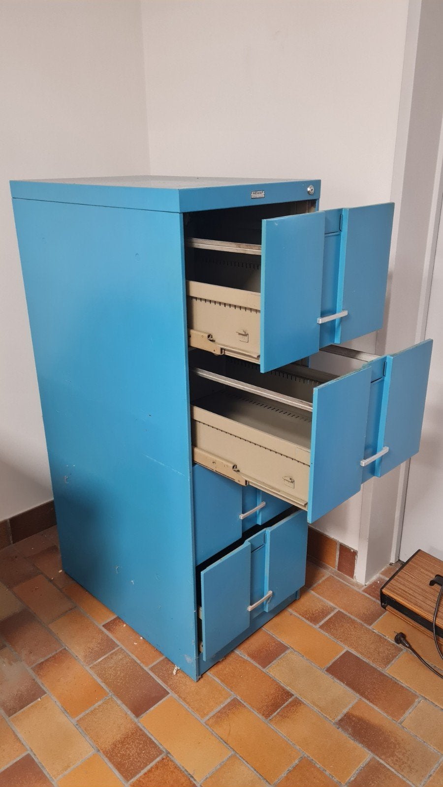 Retro metalen kast met 4 laden, Ophalen