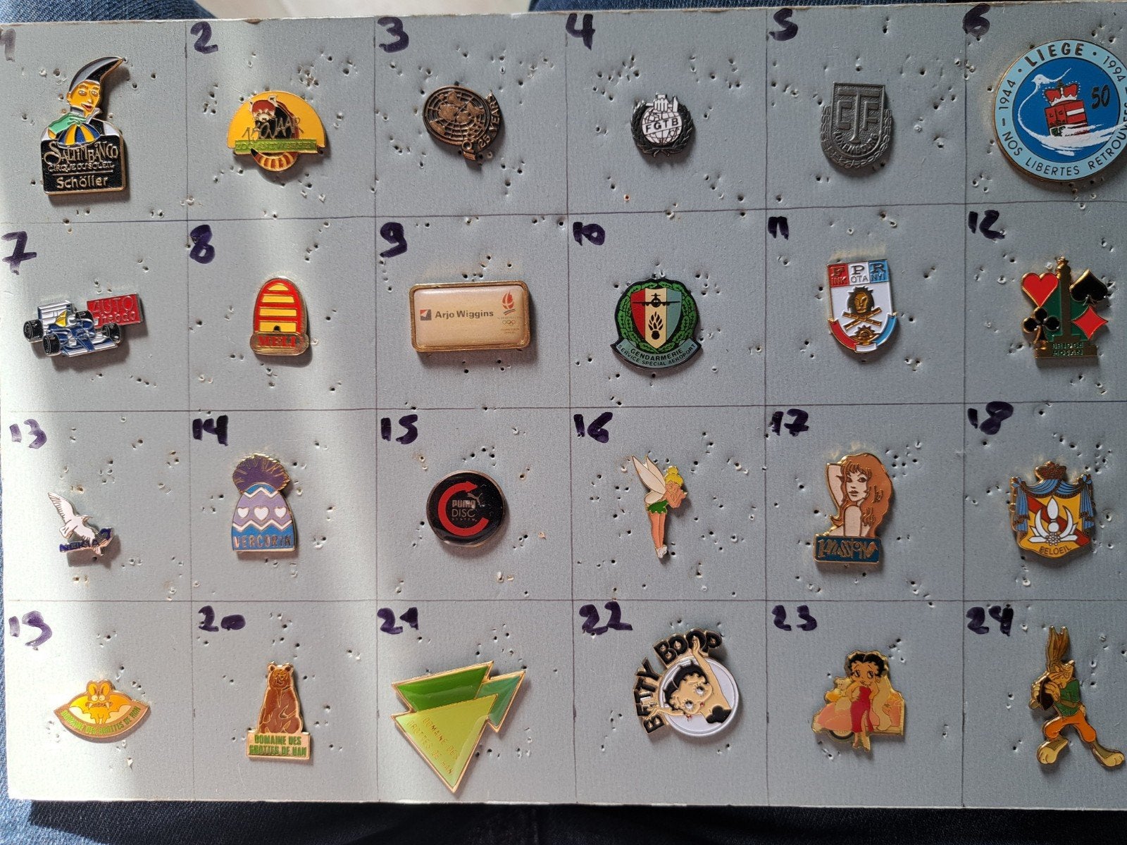 pin's pins à la case voir photos, Consoles de jeu & Jeux vidéo, Enlèvement