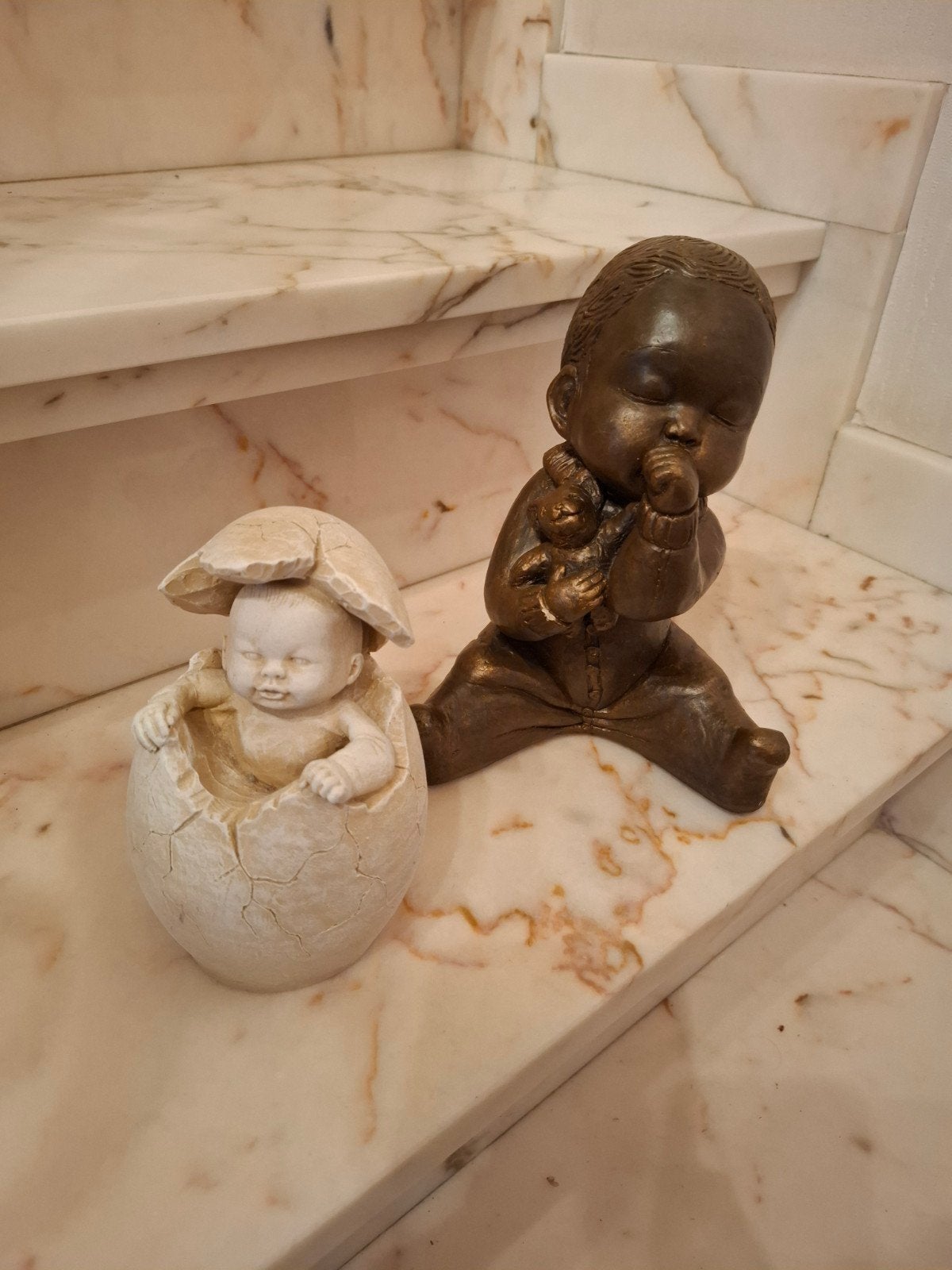 Stenen beeld baby, Ophalen