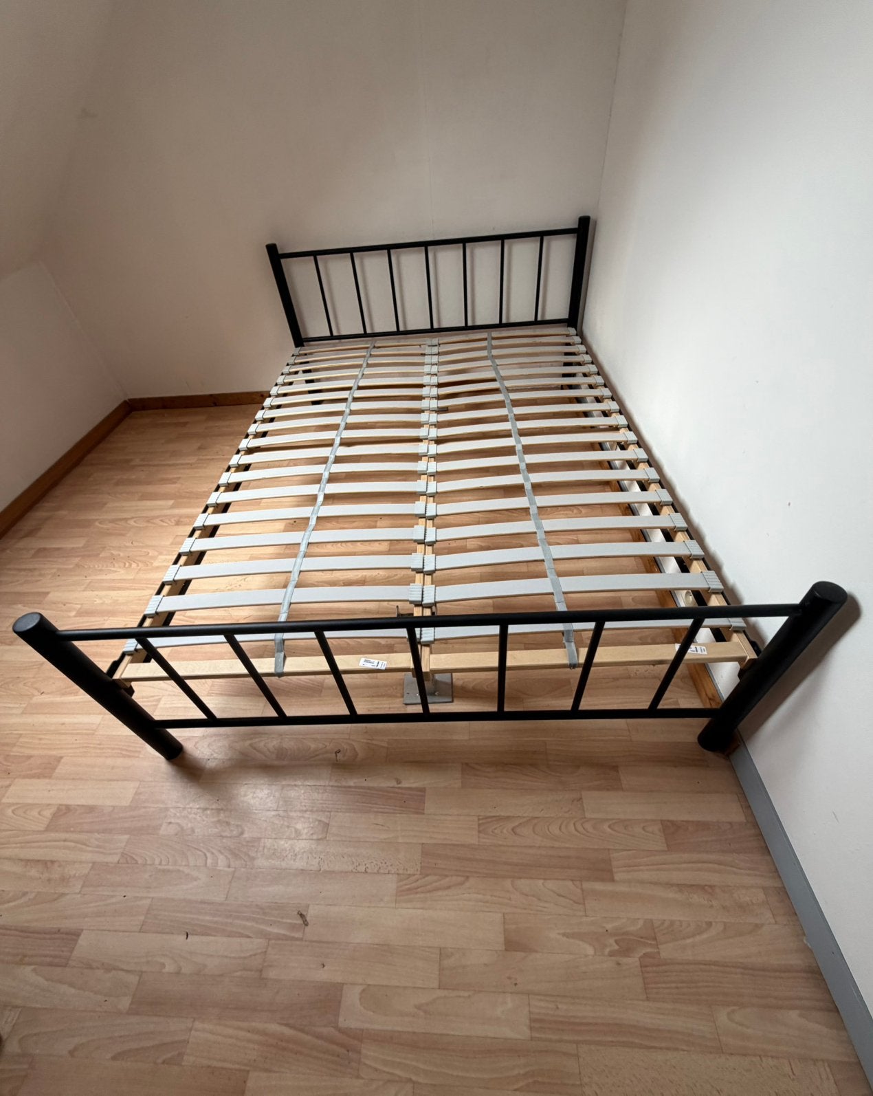 Prachtig zwart metalen bed met lattenbodems 140/200, Huis en Inrichting, Slaapkamer | Bedden, Ophalen, Zo goed als nieuw, Zwart