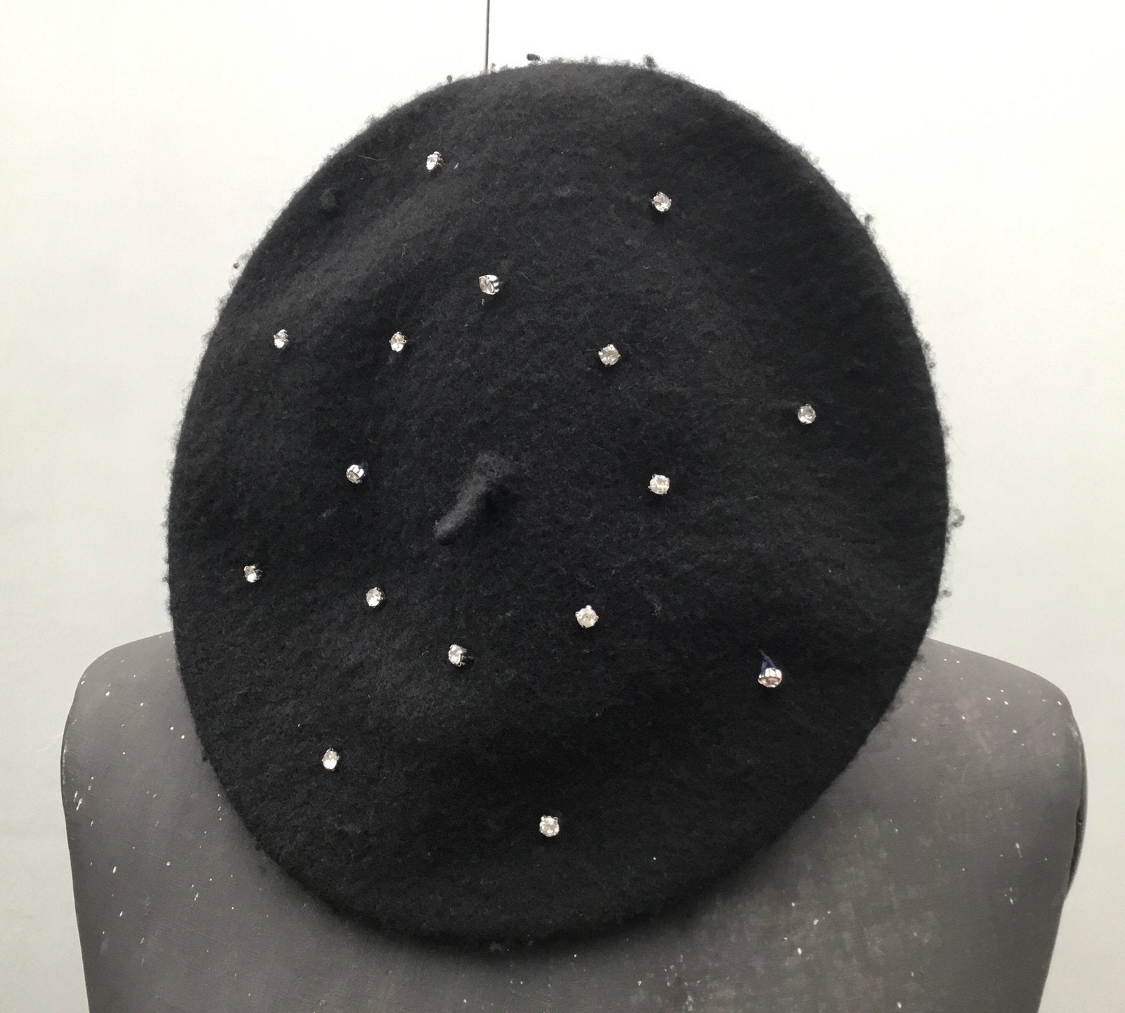 Zwarte baret met steentjes, Kleding | Dames, Hoeden en Petten, Ophalen of Verzenden, Zo goed als nieuw, Pet