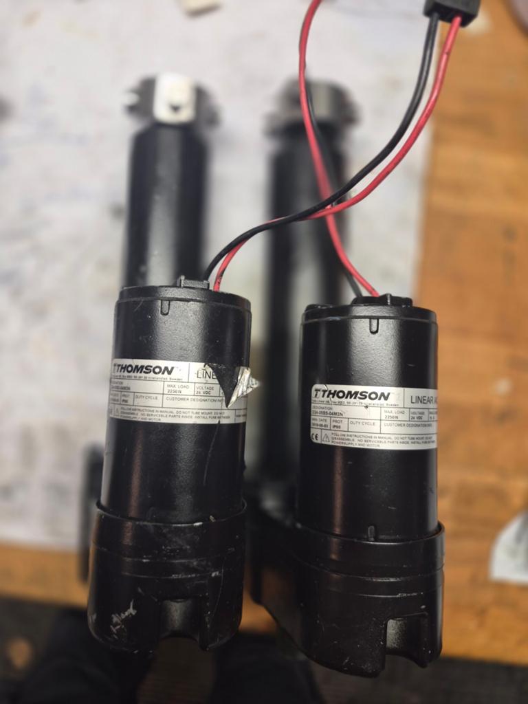Thomson linear actuator 2stuks, Ophalen, Gebruikt