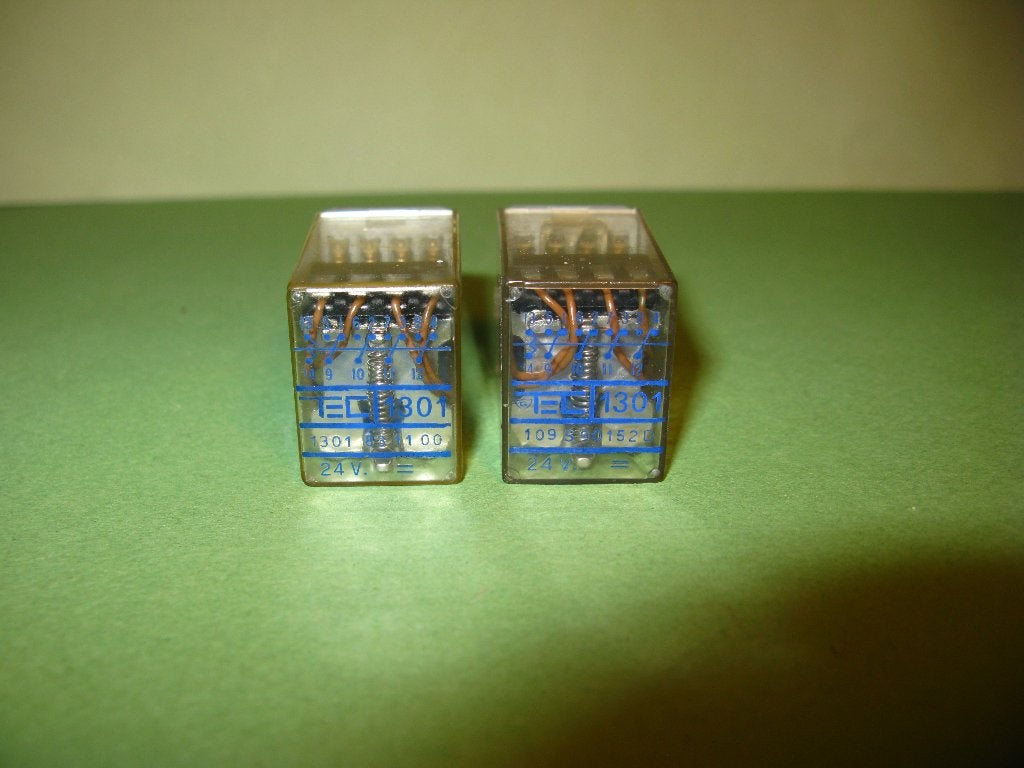 TEC : 2 relais 24 V n 1301 avec socle - NEUF, Enlèvement ou Envoi, Comme neuf