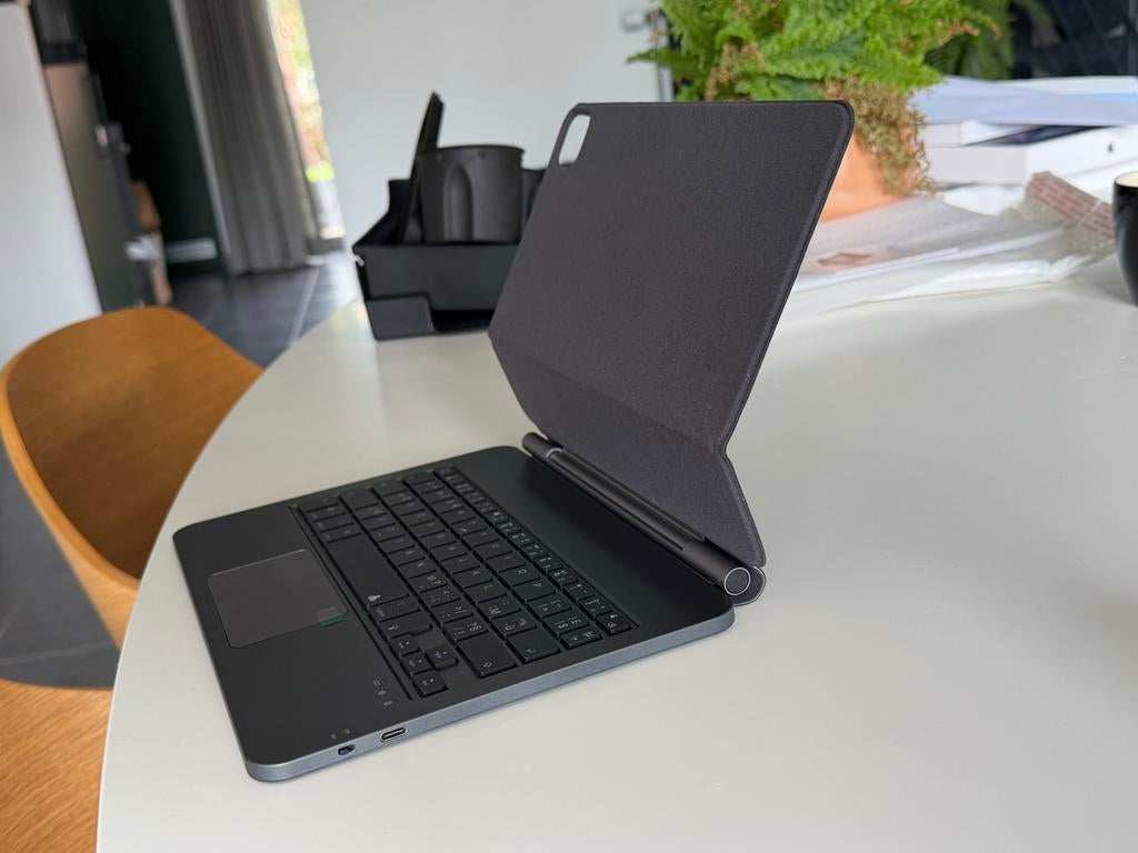 iPad Air M4 11” toetsenbord hoes met trackpad, Computers en Software, Tablet-hoezen, Zo goed als nieuw, Bescherming voor- en achterkant