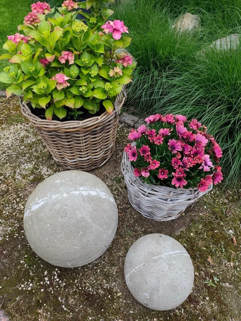 2 decoratieve betonnen bollen, Antiek en Kunst, Ophalen