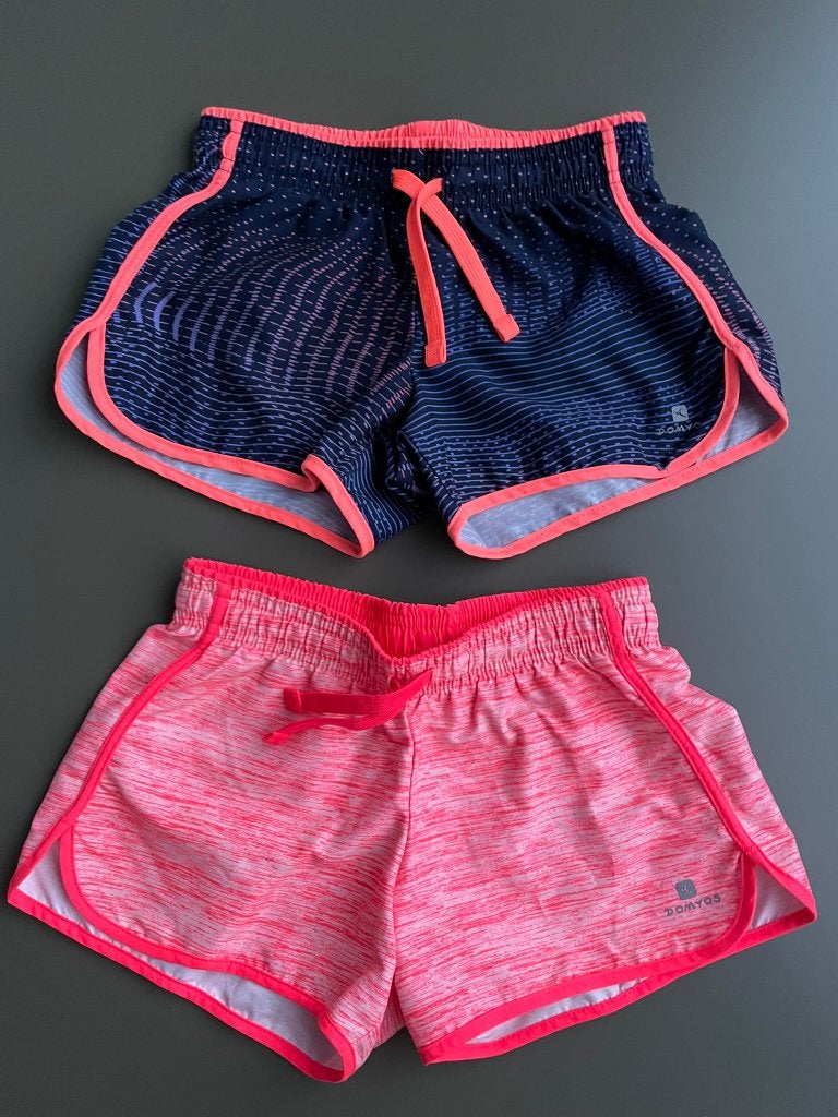 2 shorts Decathlon 5/6j, Kinderen en Baby's, Kinderkleding | Maat 110, Meisje, Sport- of Zwemkleding, Ophalen of Verzenden, Zo goed als nieuw