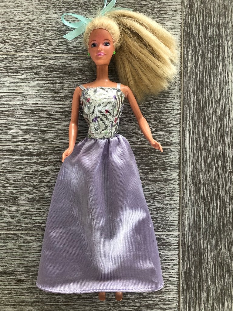 Vintage Barbie | Lila zilveren satijnen avondjurk, Kinderen en Baby's, Speelgoed | Poppen, Ophalen of Verzenden, Zo goed als nieuw