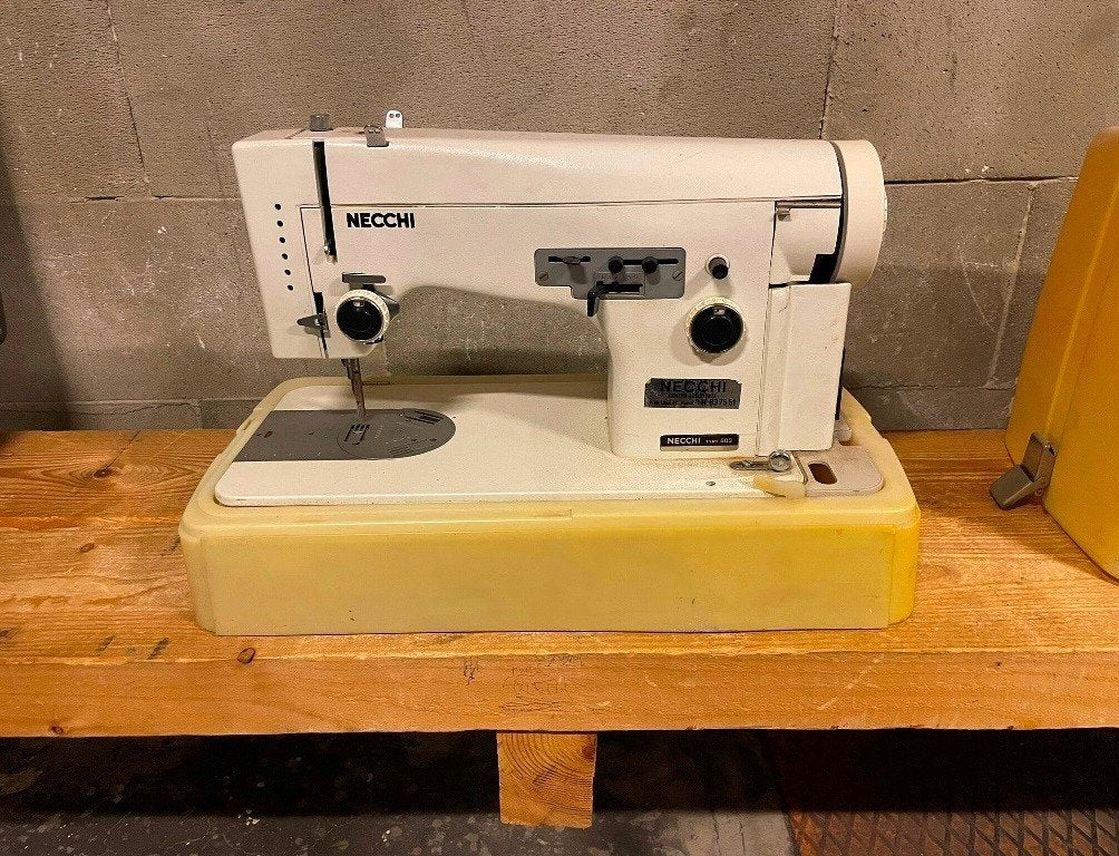 70s Vintage NECCHI naaimachine @ OXFAM Solidariteit, Hobby en Vrije tijd, Naaimachines en Toebehoren, Ophalen, Gebruikt, Naaimachine
