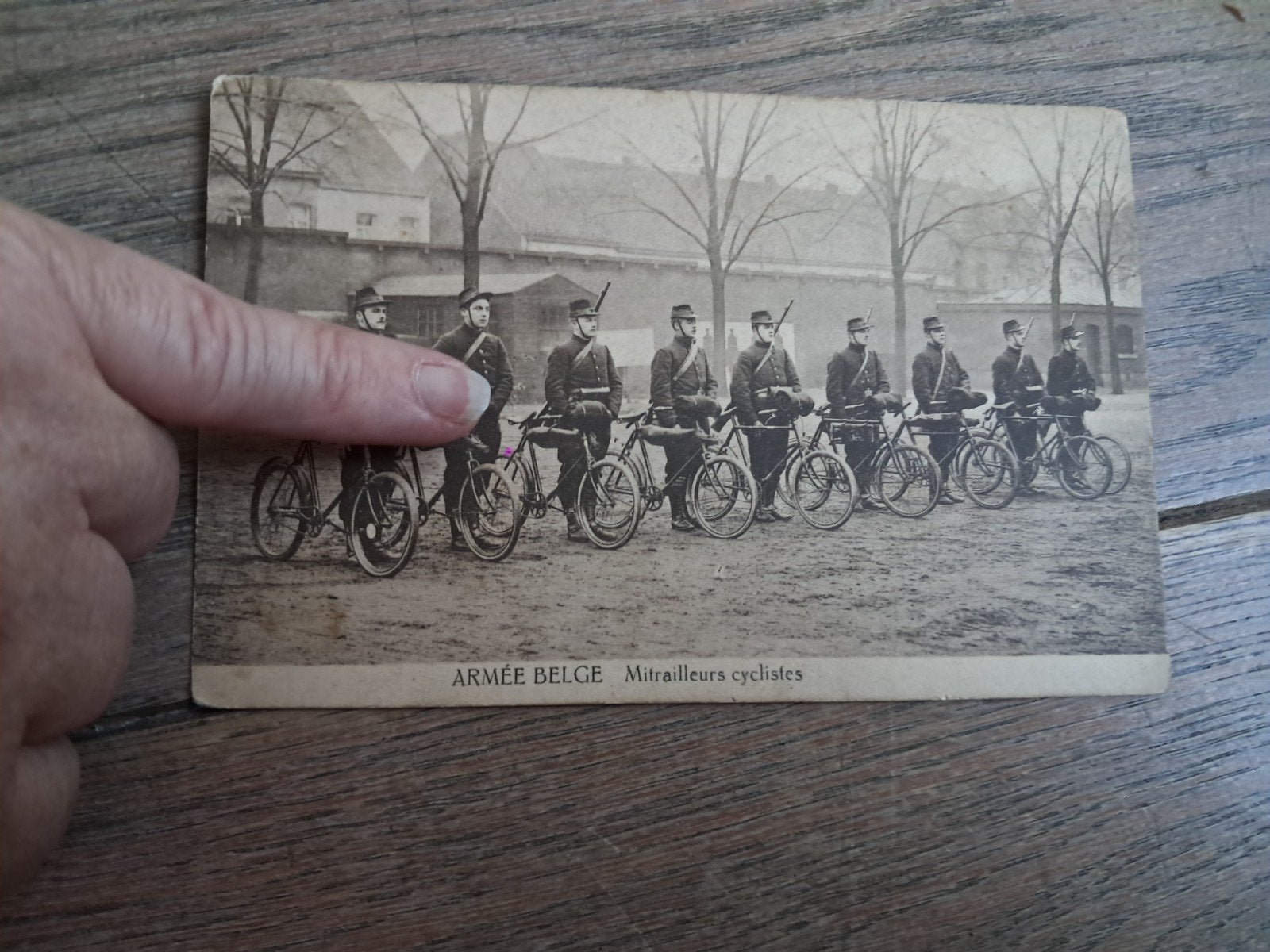 carte postale : l'armée belge : mitrailleuses à vélo, Collections, Enlèvement ou Envoi