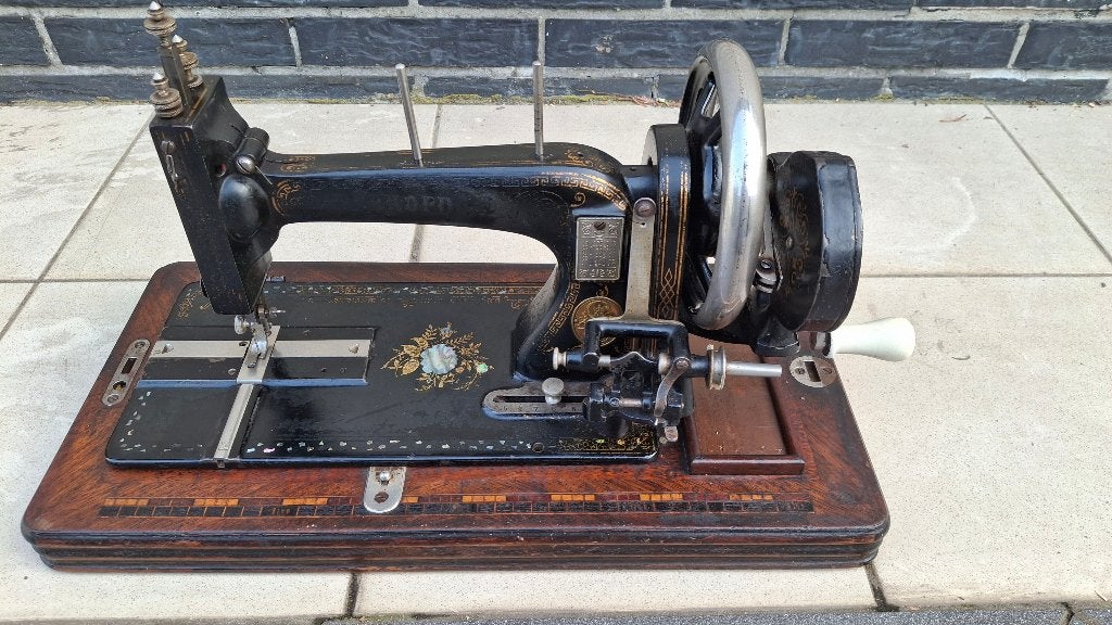 Antiek naaimachine in houten koffer., Ophalen