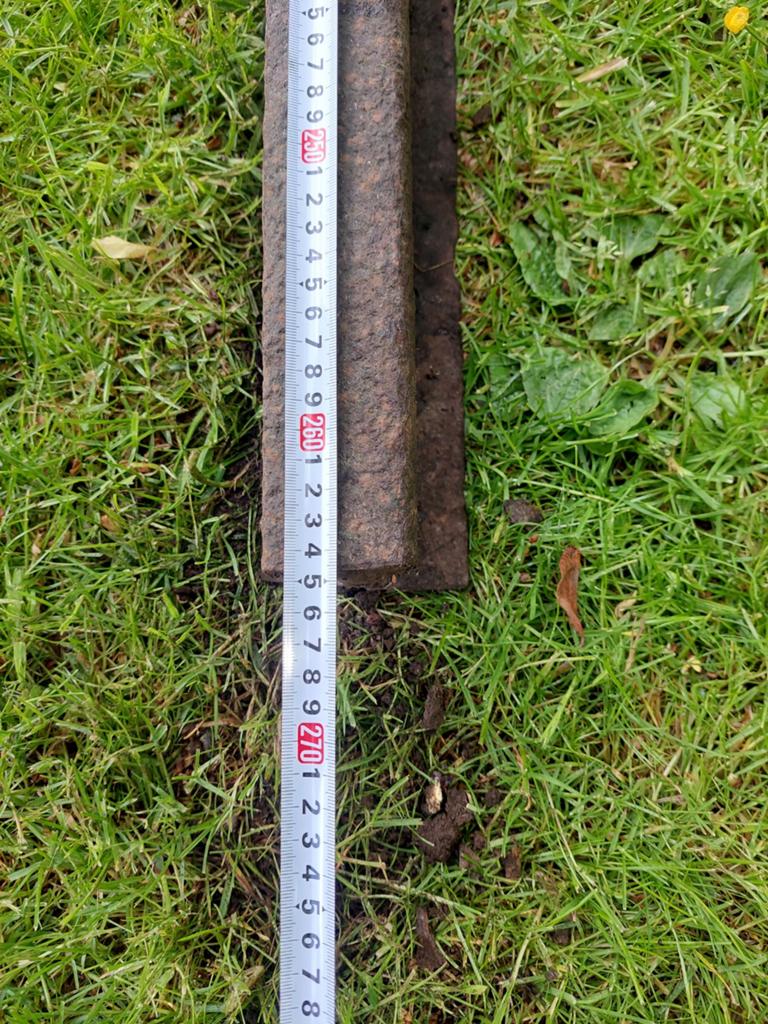 Grote ijzeren rail. 265 cm.