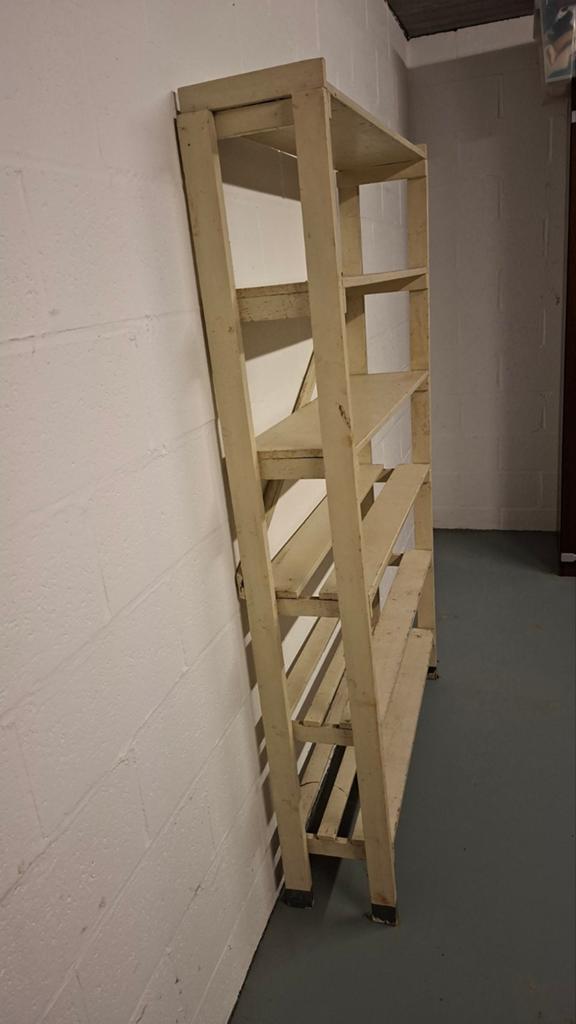 Stevig houten rek, Ophalen