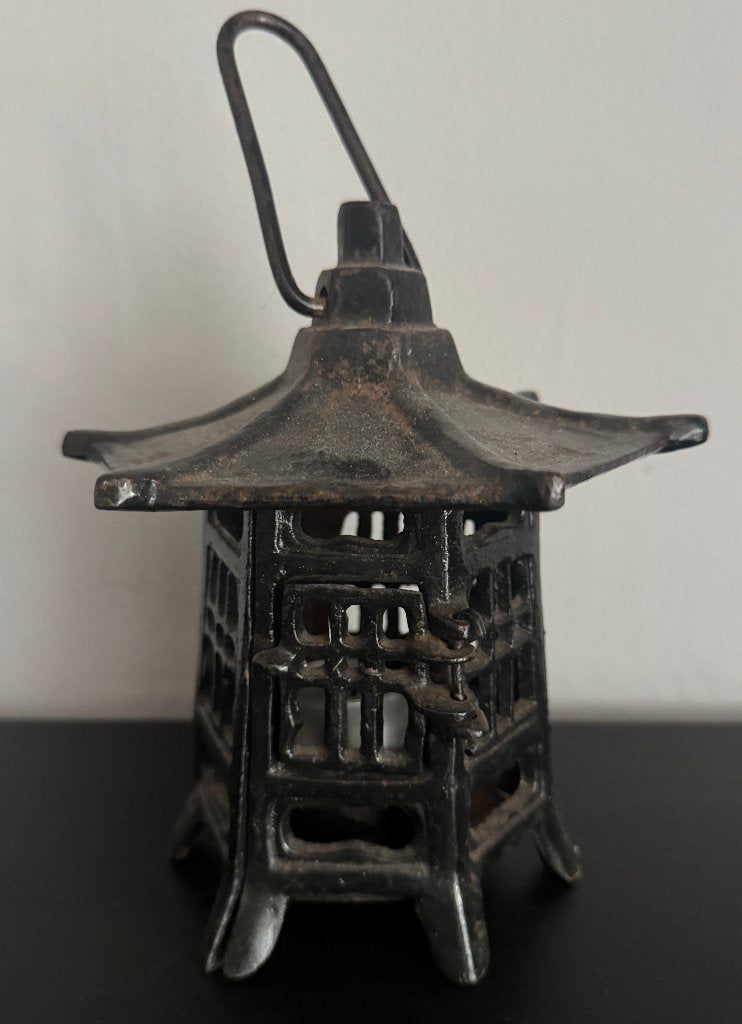 Ancienne Lanterne Pagode Japonaise en Fer Forgé 1930, Antiquités & Art, Japon, 21 cm, Métal, Autres types