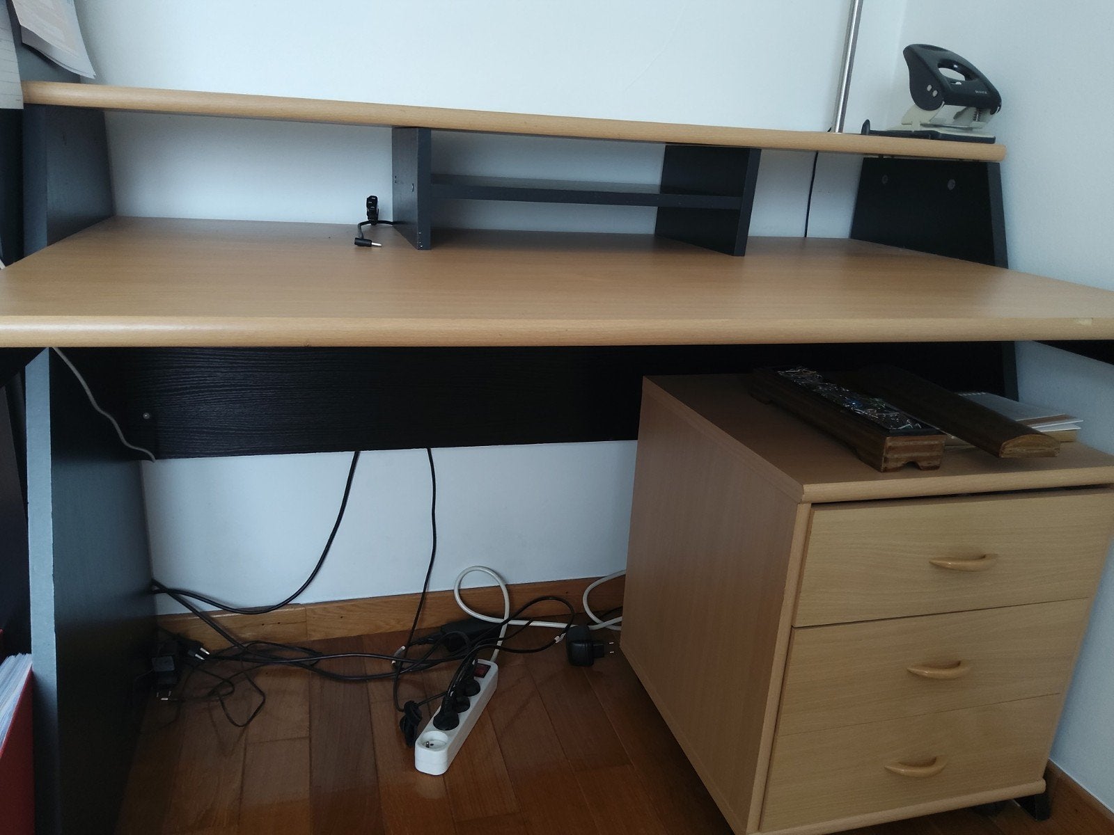 bureau met ladenblok in houtkleur met zwarte afwerking, Ophalen, Hout, 126 cm, Schoolbureau
