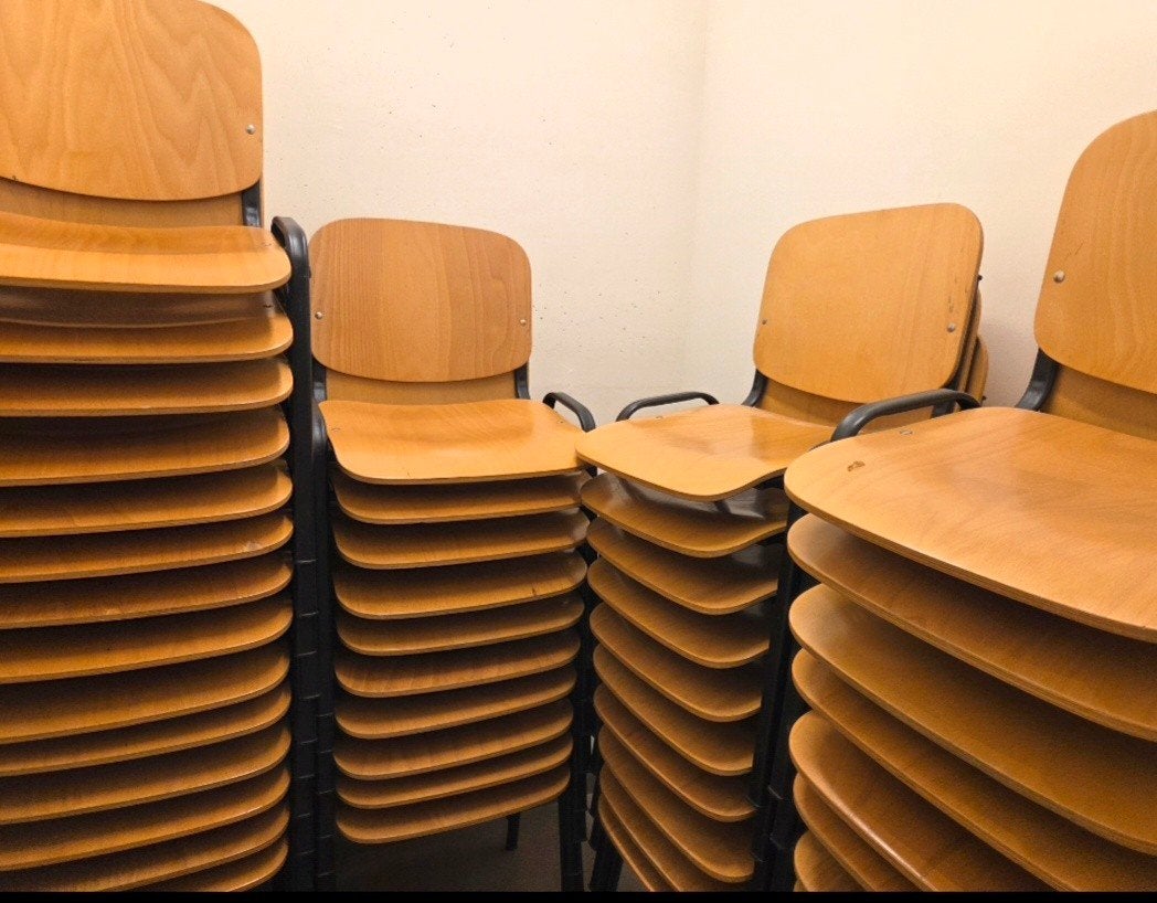 chaises empilables en bois, pieds en métal, Articles professionnels, Enlèvement, Utilisé, Mobilier
