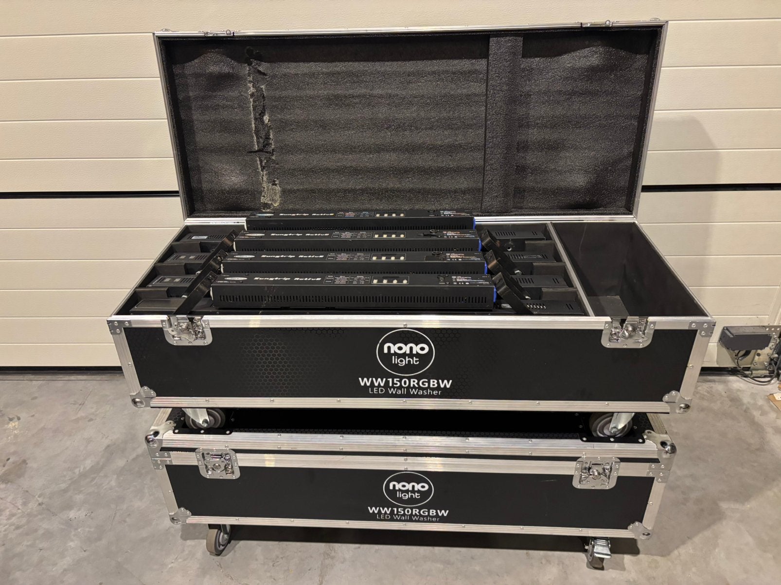 8x Showtec Sunstrip Active stage blinder in flightcase, Muziek en Instrumenten, Ophalen, Gebruikt, Licht, Geluidgestuurd