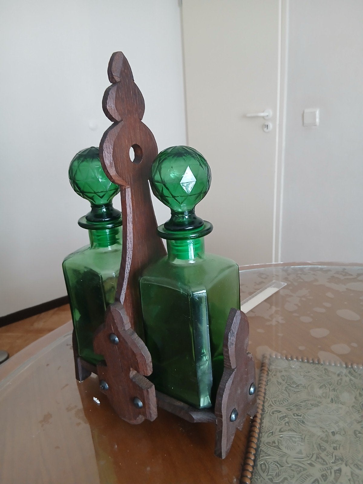 Duo de Carafes Vintage Verre Vert Émeraude & Support Bois, Antiquités & Art, Enlèvement ou Envoi
