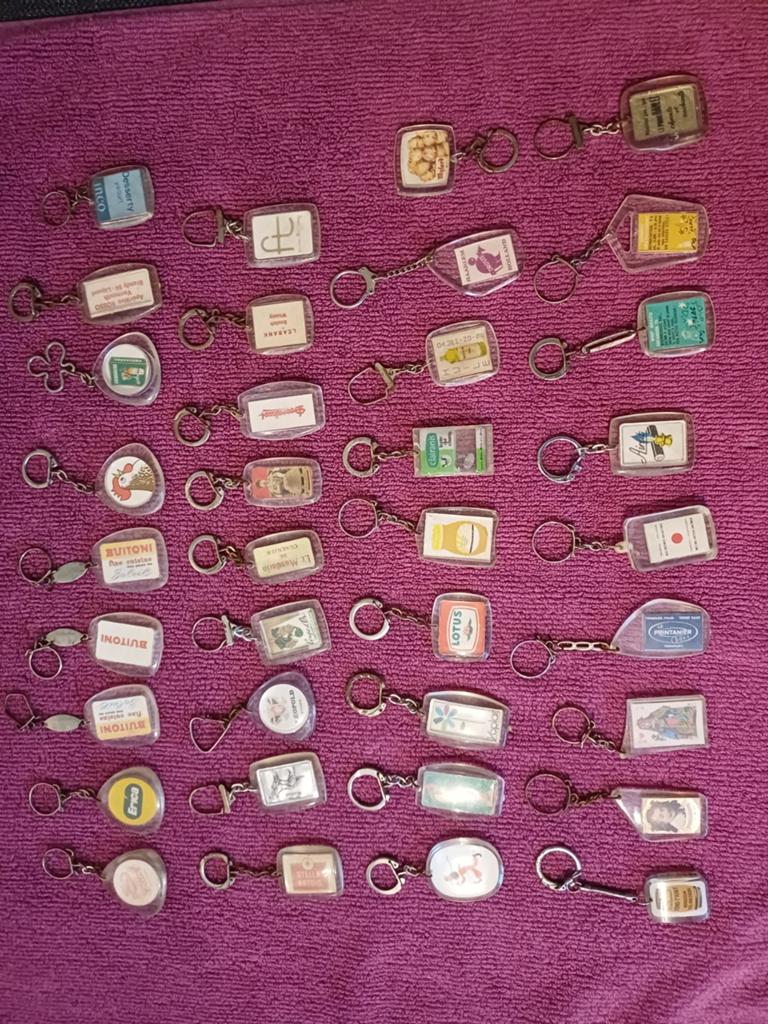 Lot 250 vintage sleutelhangers, Verzamelen, Ophalen
