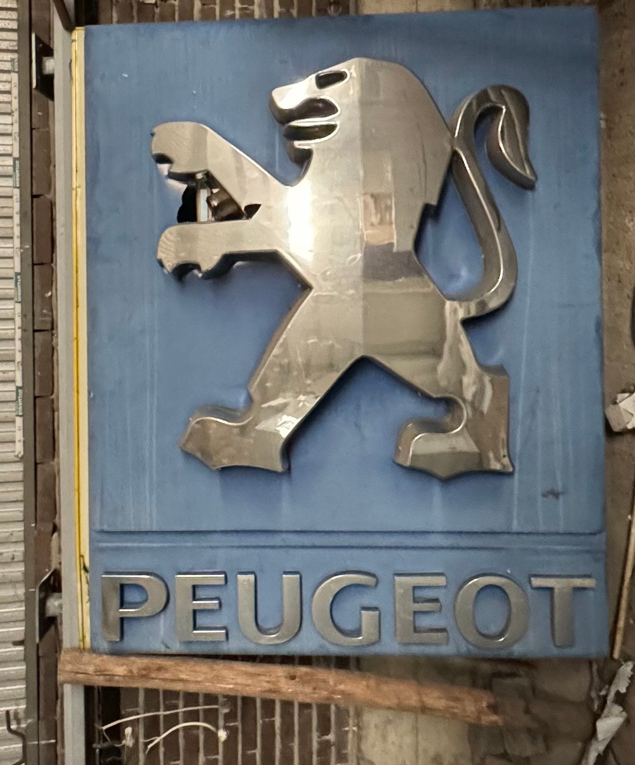Vintage paneel Peugeot, Verzamelen, Speldjes, Pins en Buttons, Ophalen, Zo goed als nieuw