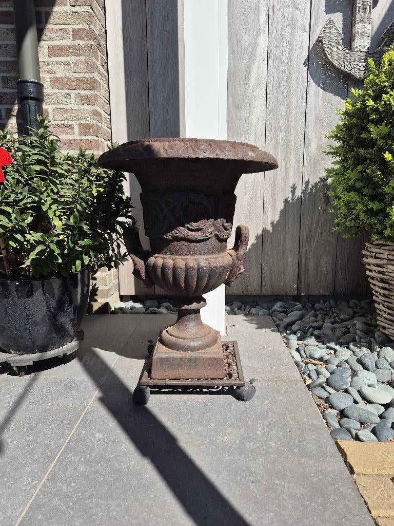 Vase de jardin en fonte, Enlèvement, Utilisé