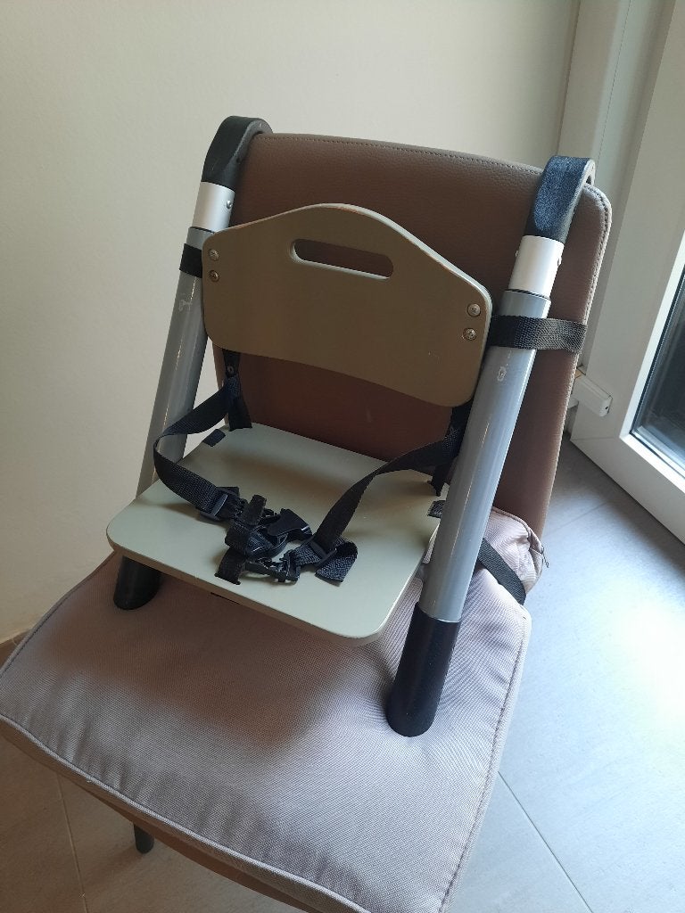 stoelverhoger om kindjes  toch aan de tafel te laten zitten., Kinderen en Baby's, Overige Kinderen en Baby's, Zo goed als nieuw
