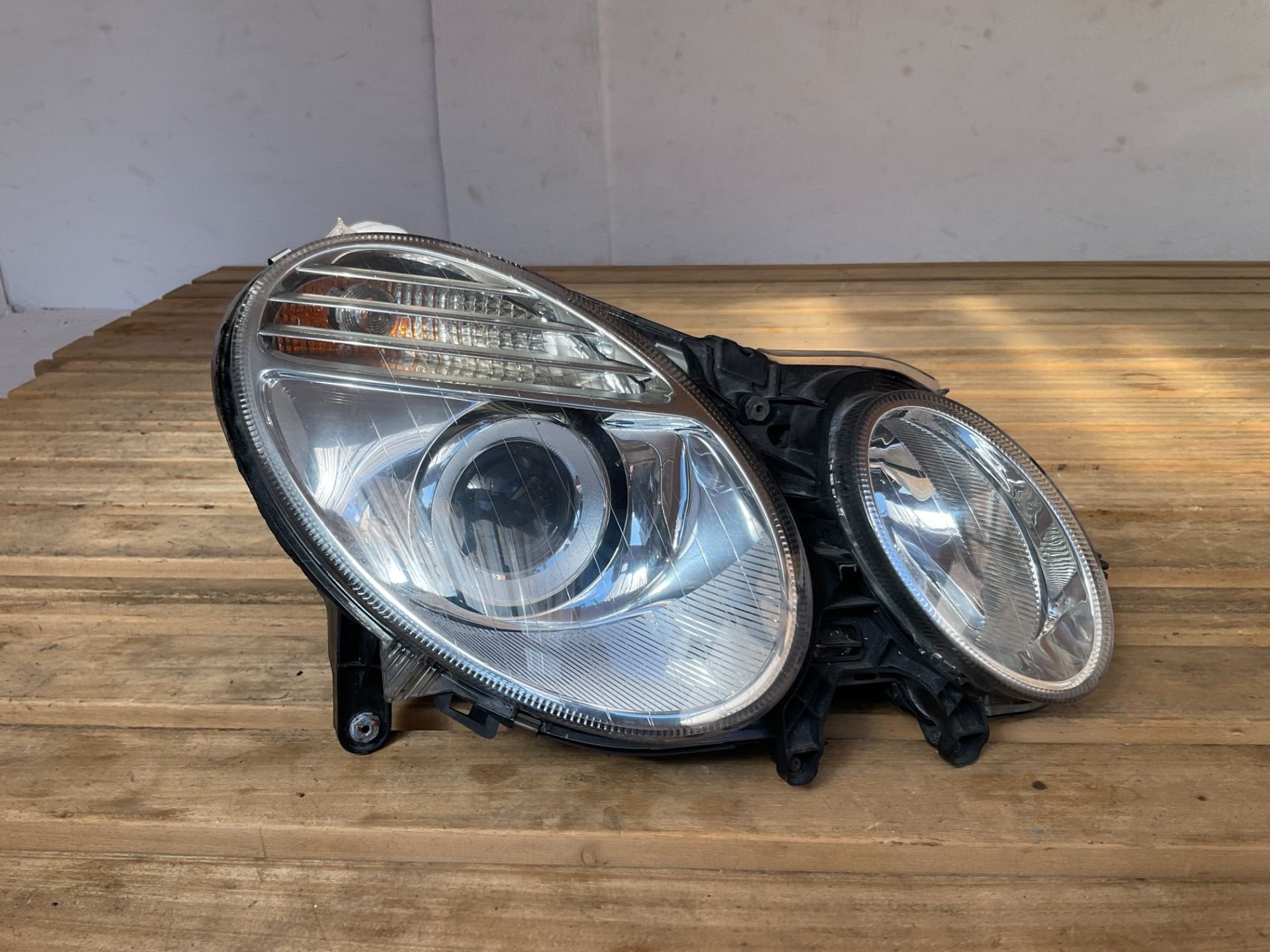 Phare avant droit Mercedes Classe E W211 2002 2006 A21182022, Mercedes-Benz AG, Mercedes-Benz, Utilisé, Mercedesstrasse 120
70372  Stuttgart, DE