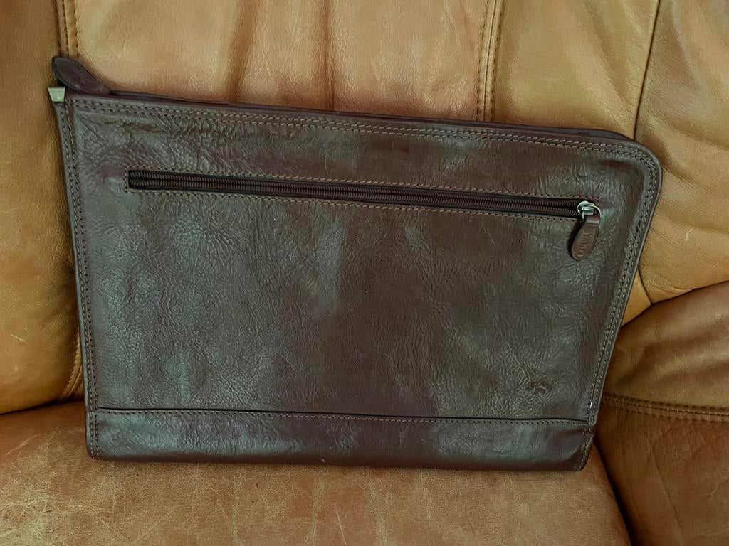Mallette plate en cuir brun, Bijoux, Sacs & Beauté, Sacs | Cartables, Enlèvement, Brun, Cuir