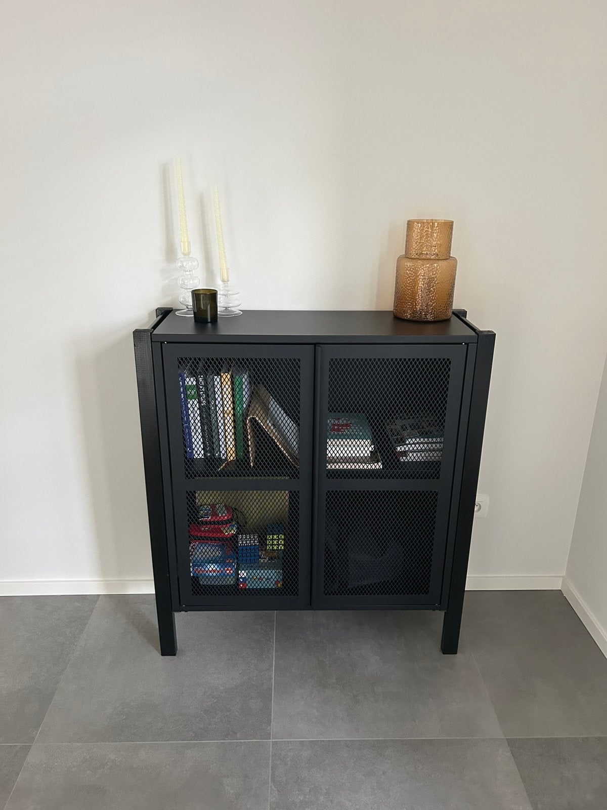 Zwarte ijzeren kast Ikea, Ophalen, Zo goed als nieuw, Met deur(en)
