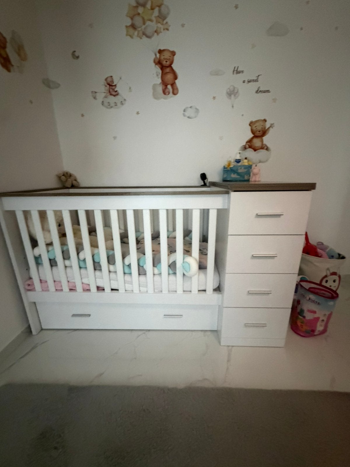 Wit babybedje met commode en veel opbergruimte, Kinderen en Baby's, Ophalen, Zo goed als nieuw, Jongetje of Meisje