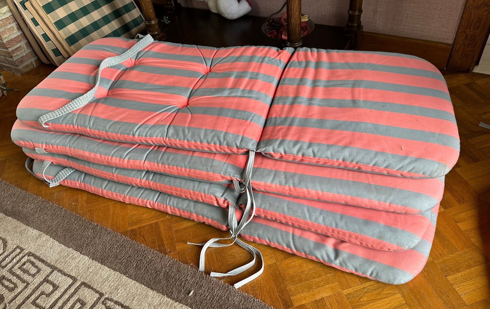 4 kussens voor tuinstoelen +1 extra zitje, Ophalen, Gebruikt