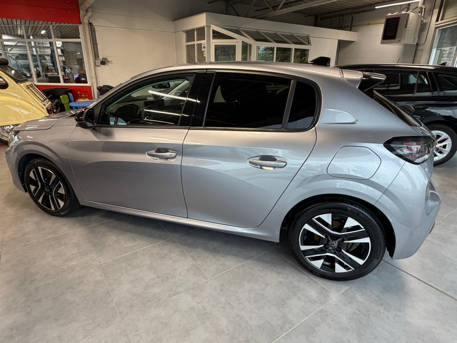 Peugeot 208 Allure 1.2 Turbo 100pk, Voorwielaandrijving, 116 g/km, Stof, 1199 cc