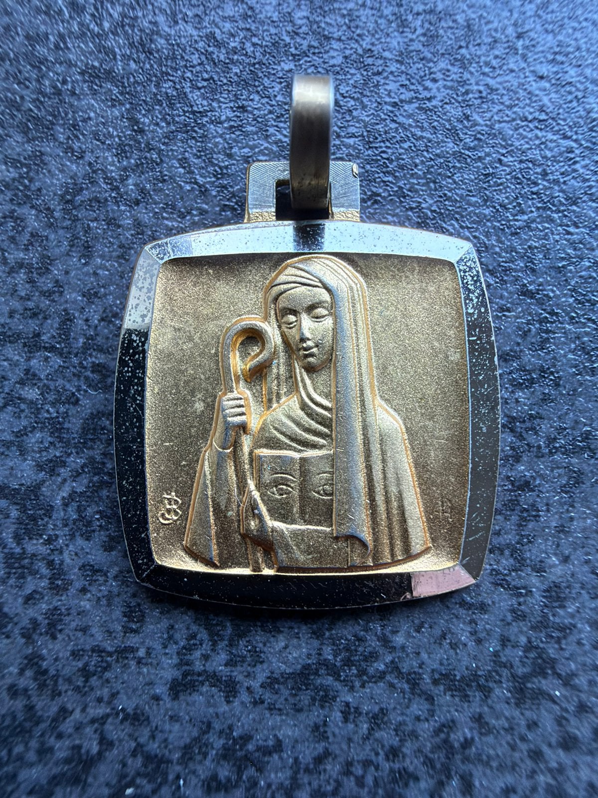 Médaille de dévotion en métal doré Ste Odile, Enlèvement