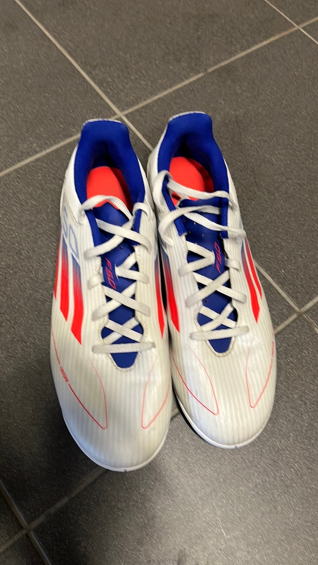 Adidas Voetbalschoenen zonder noppen, Enlèvement, Utilisé