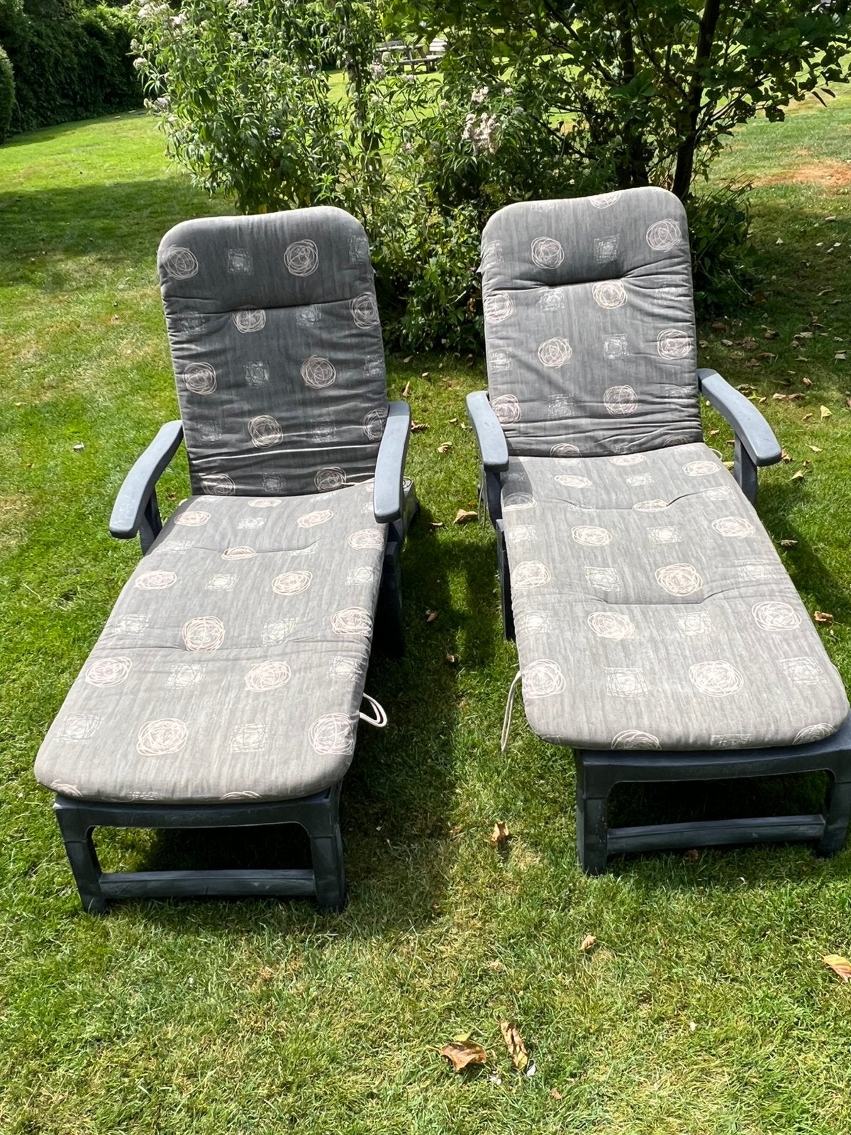 2 ligbedden: plastic, met kussen, 70cm breed, opplooibaar, Ophalen, Gebruikt, Plastic