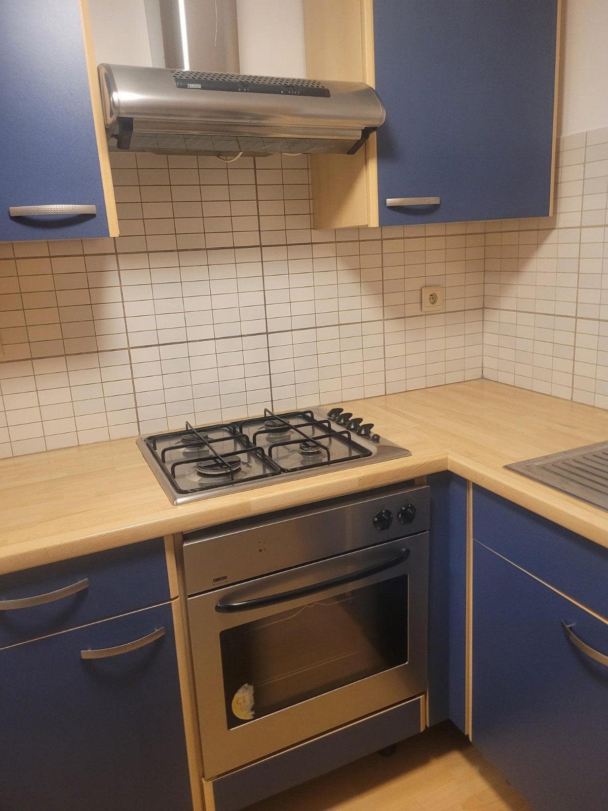 Cuisine equipee Ixina avec ekectros zanussi, Maison & Meubles
