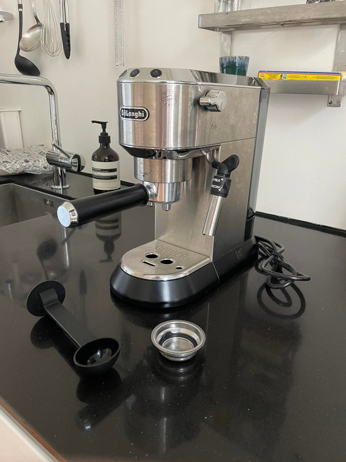 DeLonghi Dedica espressomachine, Elektronische apparatuur, Koffiezetapparaten, Ophalen, Zo goed als nieuw