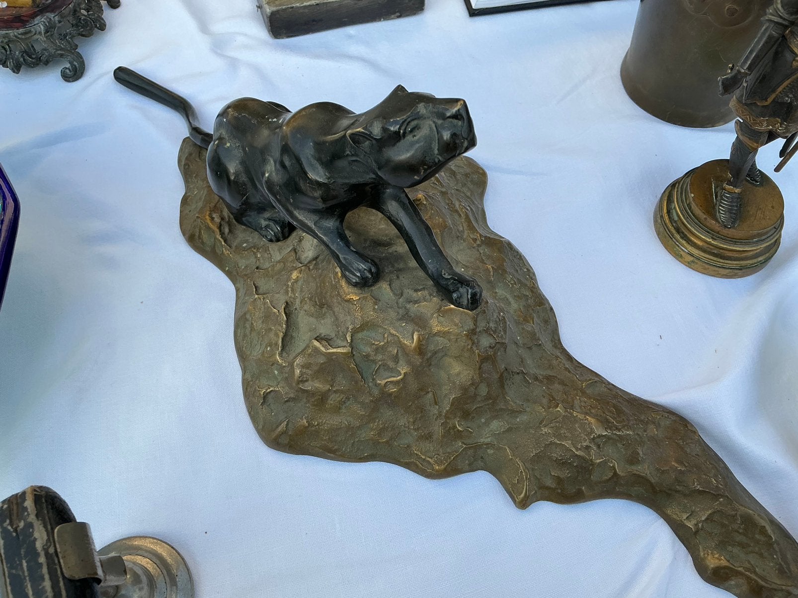 Panthère sur socle en bronze, Enlèvement ou Envoi
