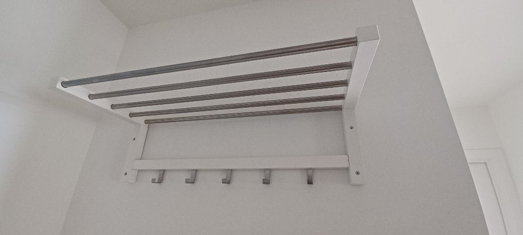 Étagère à chapeaux IKEA TJUSIG – élégante et pratique, Enlèvement, Comme neuf