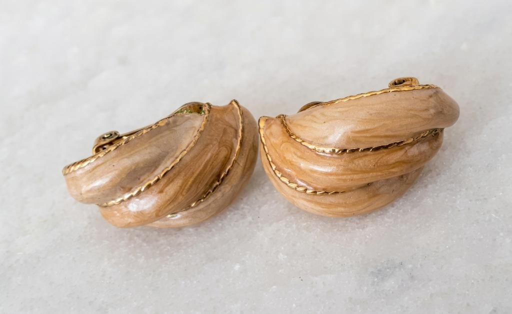 oorbellen clipons beige emaille '70, Ophalen of Verzenden, Zo goed als nieuw, Beige, Knopjes of Stekers