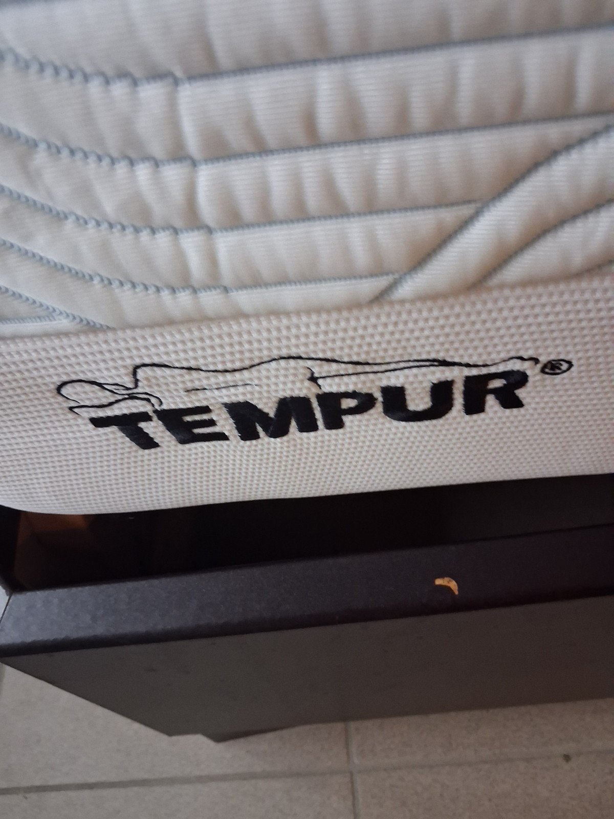 matelas Tempur neuf de taille moyenne 1,40 m non utilisé, Neuf, Matelas, 140 cm, Enlèvement