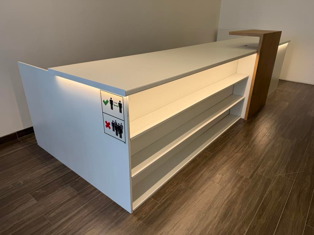 Toonbank met ledlamp, Ophalen
