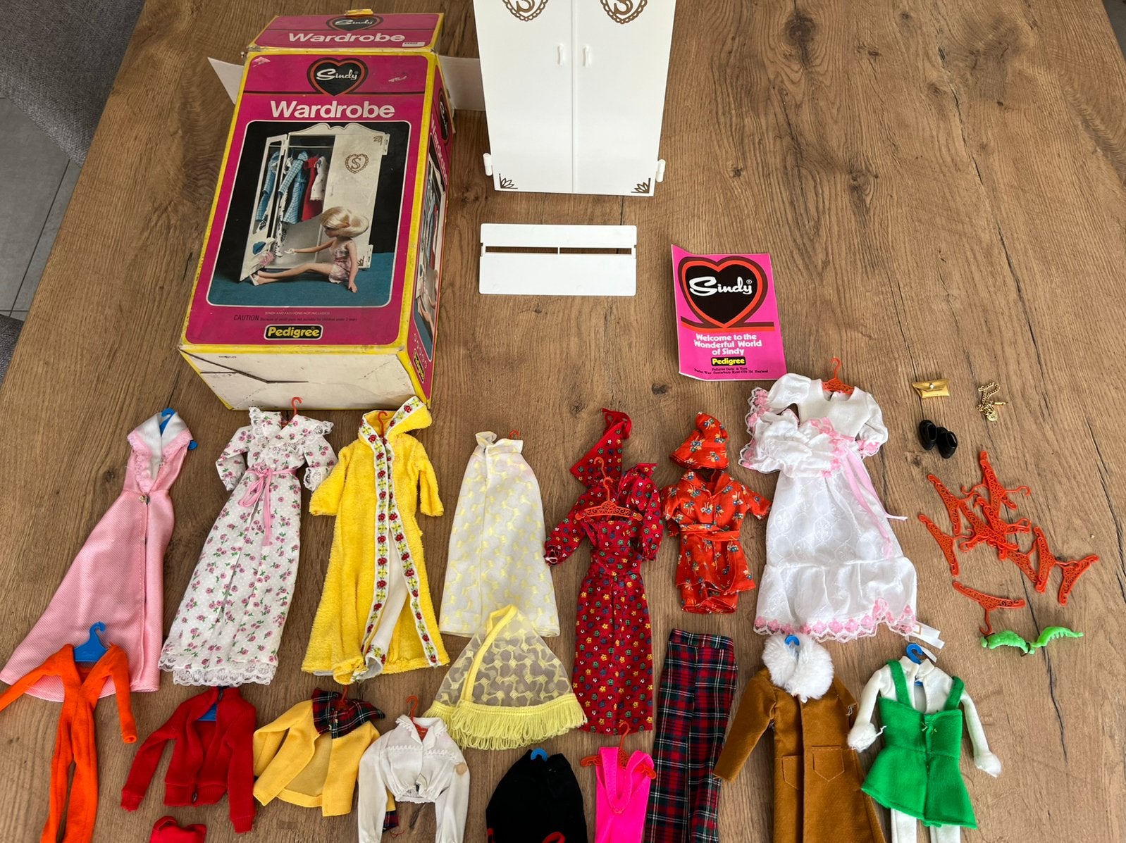 Armoire Sindy des années 70 avec contenu, Envoi, Utilisé